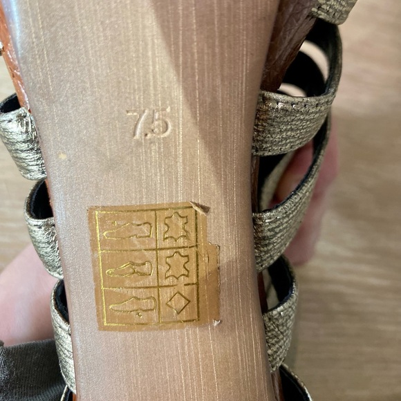 ALDO Gold Heels with Zipper - Picture 6 of 9